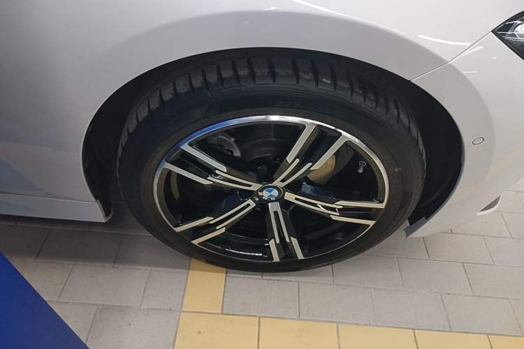 Used BMW 3 Series 2024 325i M Sport Package Right Rear Wheel Hub