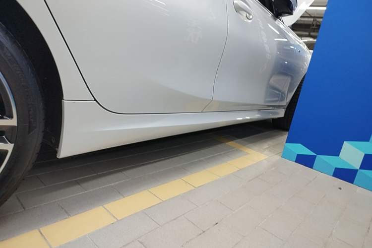 Used BMW 3 Series 2024 325i M Sport Package Right Side Sill