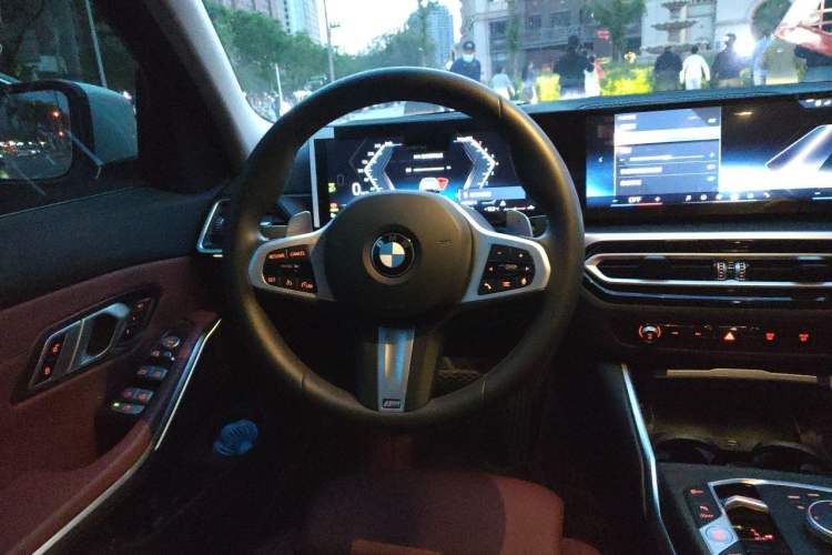Used BMW 3 Series 2024 325i M Sport Package Steering Wheel
