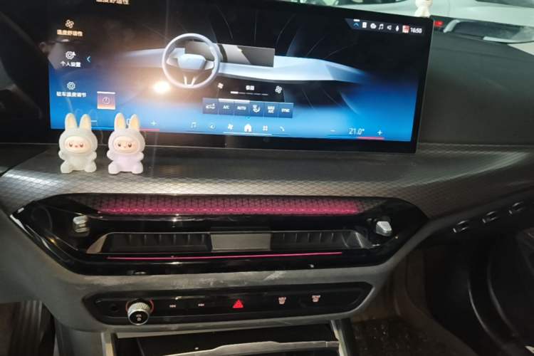 Used BMW 3 Series 2025 330Li M Sport Shadowline Package Audio And AC Panel