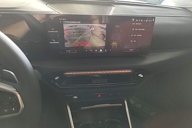 Used BMW 3 Series 2025 325Li M Sport Package Audio And AC Panel