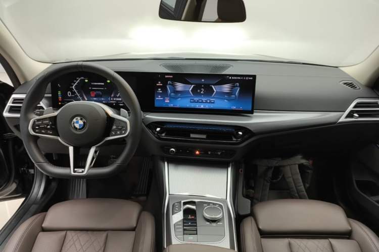 Used BMW 3 Series 2025 330Li M Sport Shadowline Package Center Console