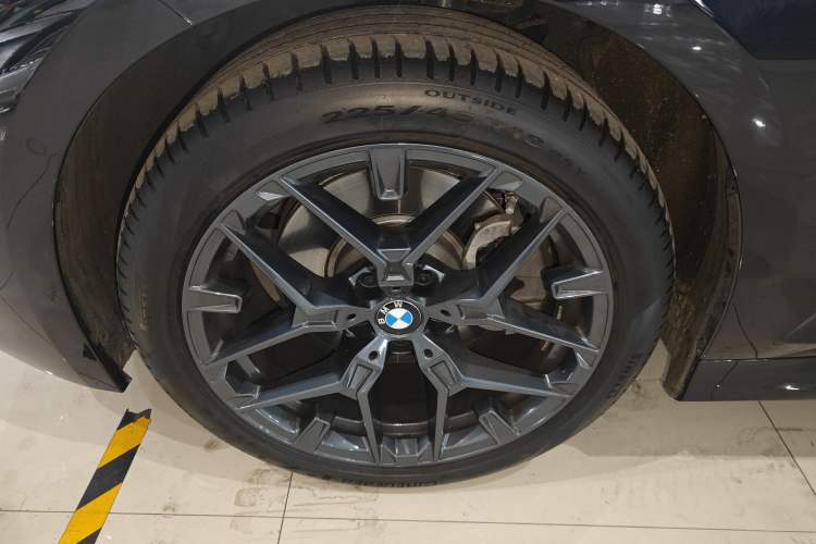 Used BMW 3 Series 2025 330Li M Sport Shadowline Package Exterior 4