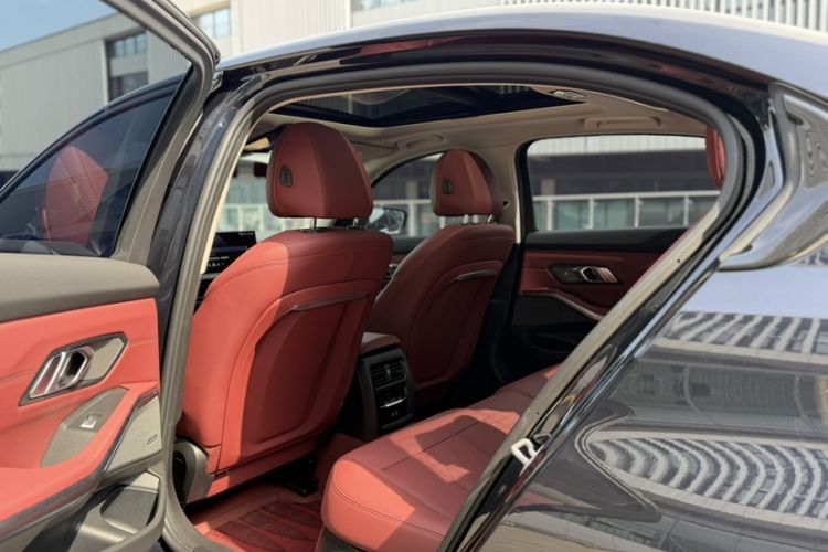 Used BMW 3 Series 2025 330Li M Sport Shadowline Package Interior 4