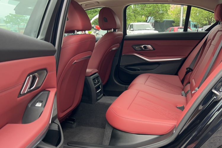 Used BMW 3 Series 2025 330Li M Sport Shadowline Package Interior 4