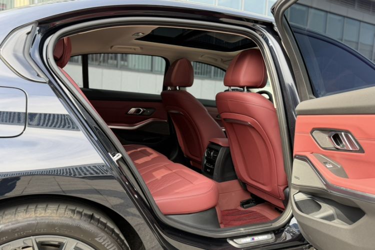 Used BMW 3 Series 2025 330Li M Sport Shadowline Package Interior 5