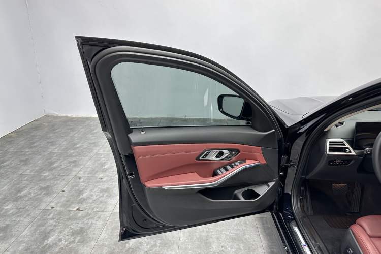 Used BMW 3 Series 2025 325i M Sport Package Interior 6