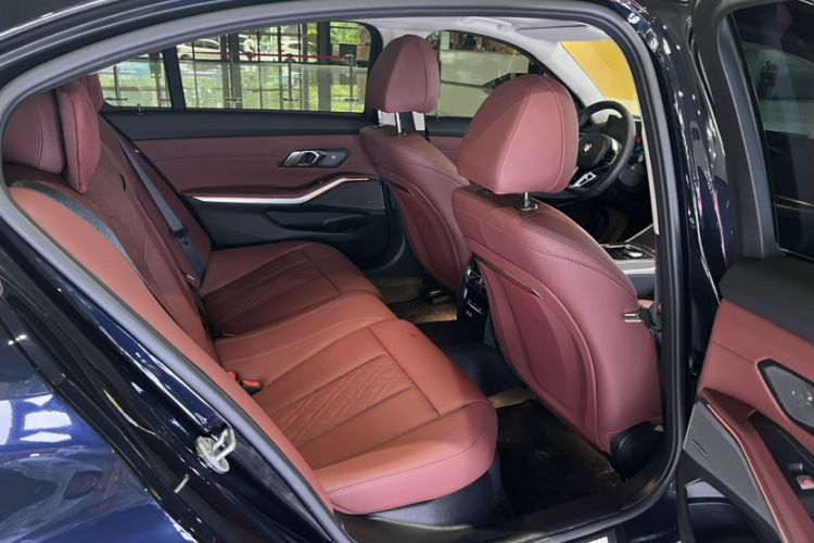 Used BMW 3 Series 2025 330Li M Sport Shadowline Package Interior 8