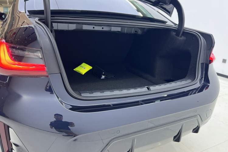 Used BMW 3 Series 2025 325Li M Sport Package Interior 8