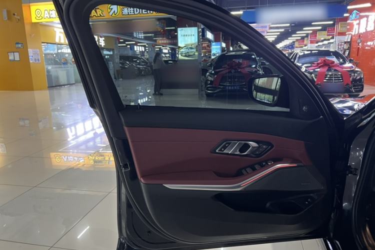Used BMW 3 Series 2025 330Li M Sport Shadowline Package Interior 9