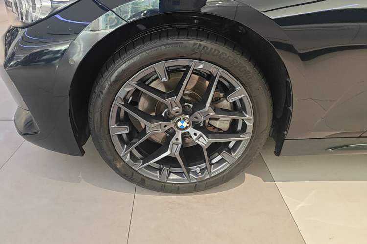 Used BMW 3 Series 2025 330Li M Sport Shadowline Package Left Front Wheel Hub