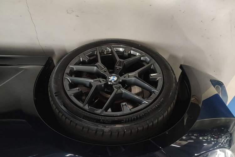 Used BMW 3 Series 2025 330Li M Sport Shadowline Package Left Front Wheel Hub