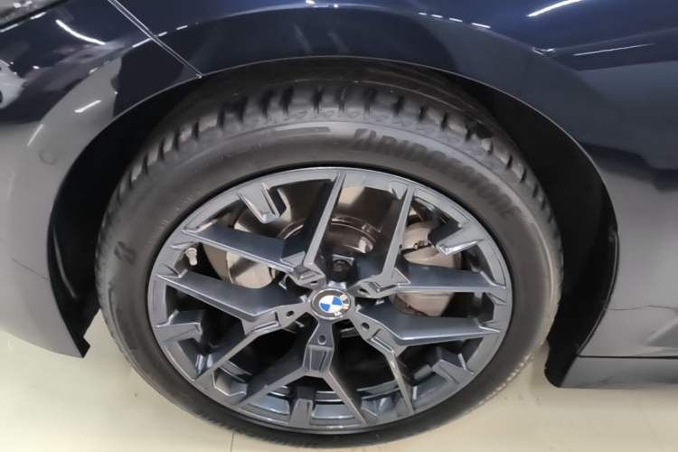 Used BMW 3 Series 2025 330Li M Sport Shadowline Package Left Front Wheel Hub