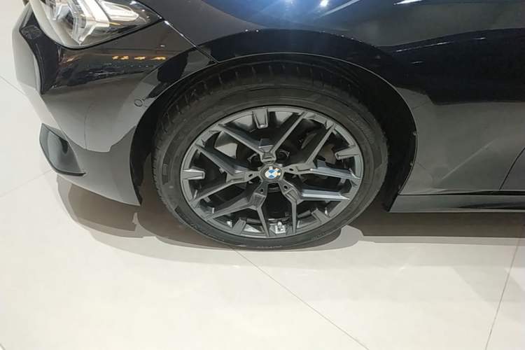 Used BMW 3 Series 2025 330Li M Sport Shadowline Package Left Front Wheel Hub