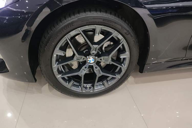 Used BMW 3 Series 2025 330Li M Sport Shadowline Package Left Front Wheel Hub