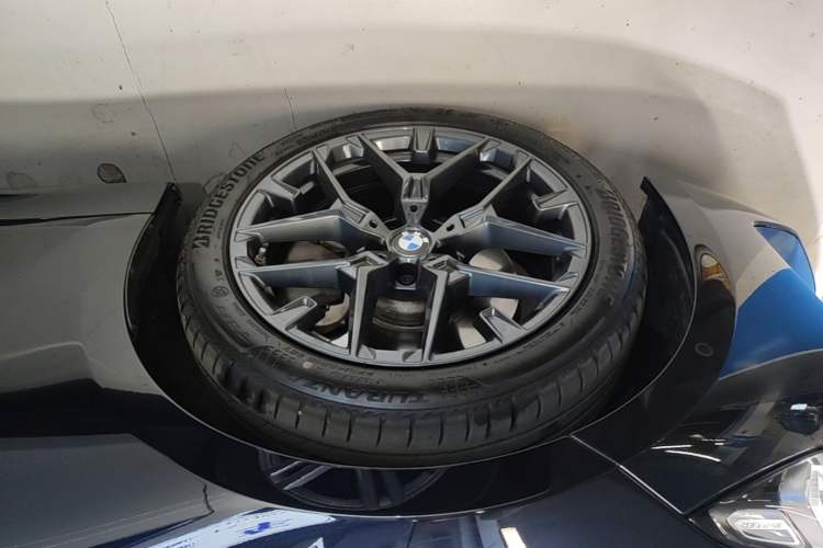 Used BMW 3 Series 2025 330Li M Sport Shadowline Package Left Front Wheel Hub