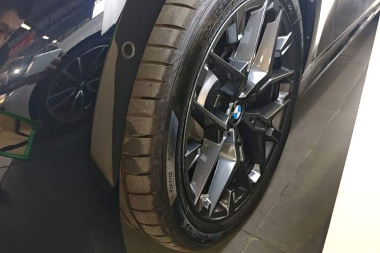 Used BMW 3 Series 2025 330Li M Sport Shadowline Package Left Front Wheel Hub