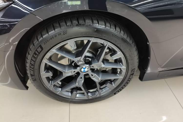 Used BMW 3 Series 2025 330Li M Sport Shadowline Package Left Front Wheel Hub