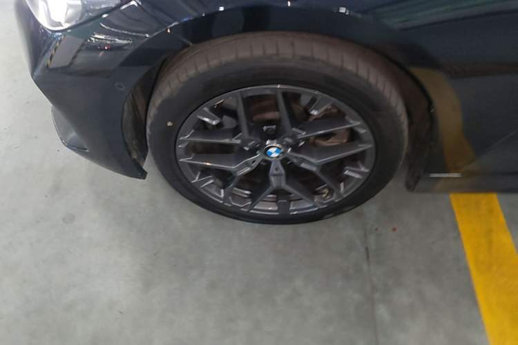 Used BMW 3 Series 2025 330Li M Sport Shadowline Package Left Front Wheel Hub