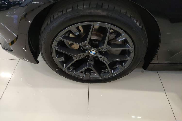 Used BMW 3 Series 2025 330Li M Sport Shadowline Package Left Front Wheel Hub