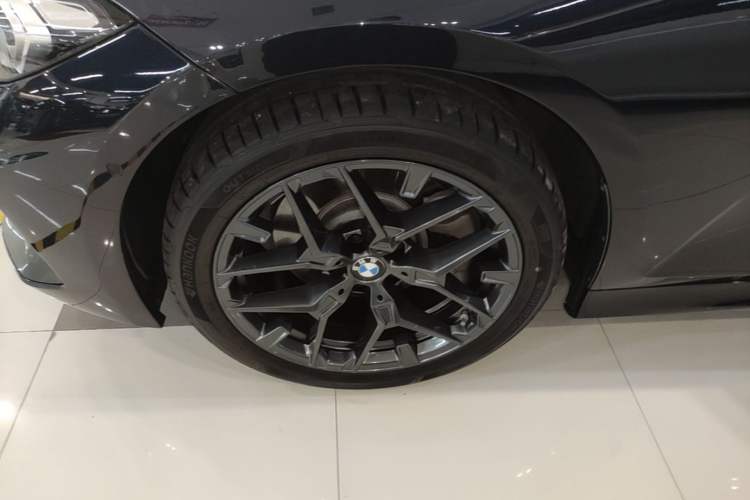 Used BMW 3 Series 2025 330Li M Sport Shadowline Package Left Front Wheel Hub