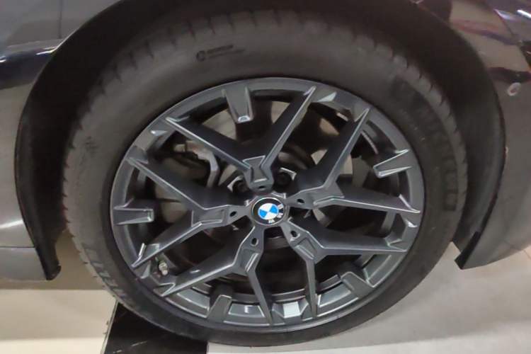 Used BMW 3 Series 2025 330Li M Sport Shadowline Package Left Front Wheel Hub