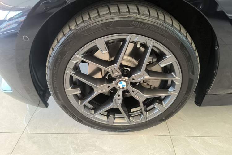 Used BMW 3 Series 2025 330Li M Sport Shadowline Package Left Front Wheel Hub