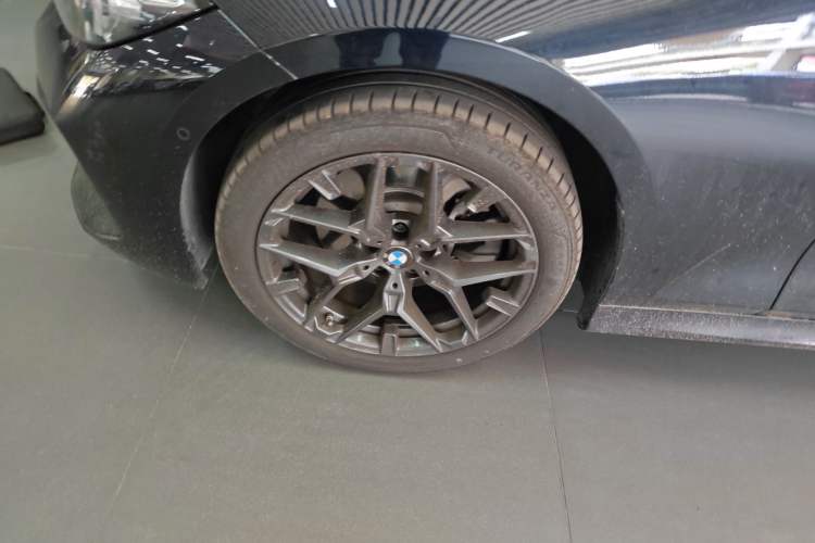 Used BMW 3 Series 2025 330Li M Sport Shadowline Package Left Front Wheel Hub