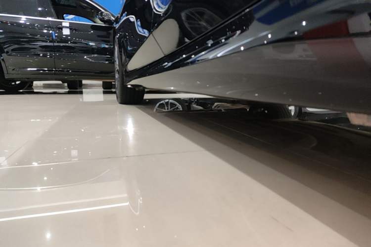 Used BMW 3 Series 2025 330Li M Sport Shadowline Package Left Side Sill
