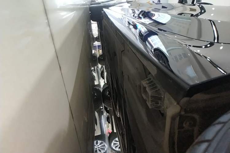Used BMW 3 Series 2025 330Li M Sport Shadowline Package Left Side Sill