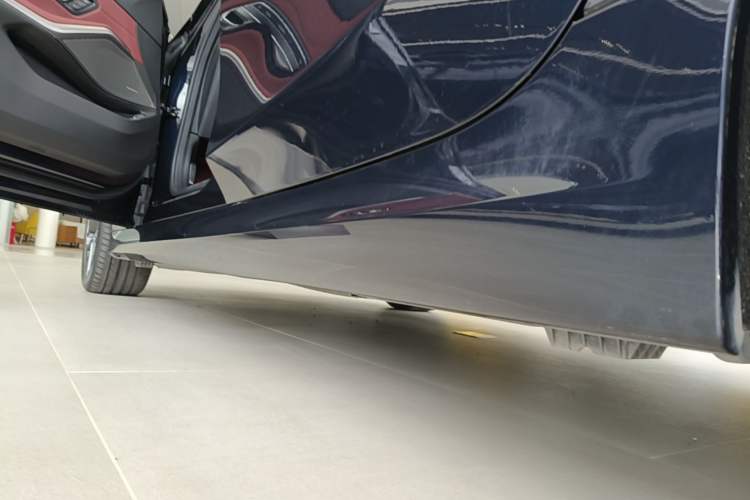 Used BMW 3 Series 2025 330Li M Sport Shadowline Package Left Side Sill