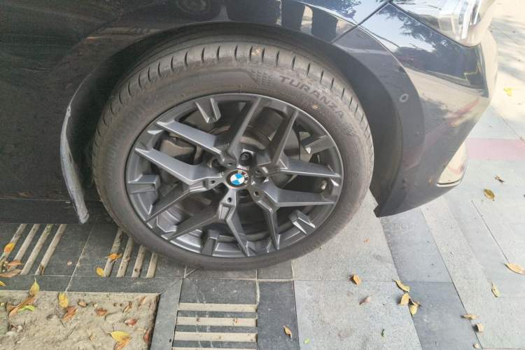 Used BMW 3 Series 2025 330Li M Sport Shadowline Package Right Front Wheel Hub