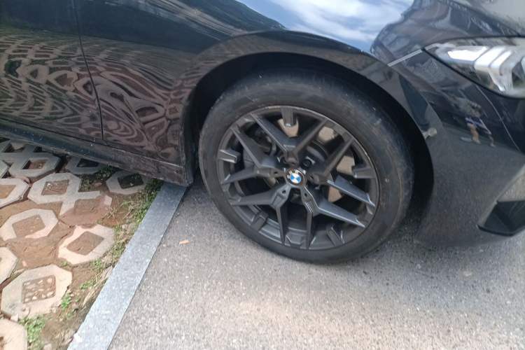 Used BMW 3 Series 2025 330Li M Sport Shadowline Package Right Front Wheel Hub