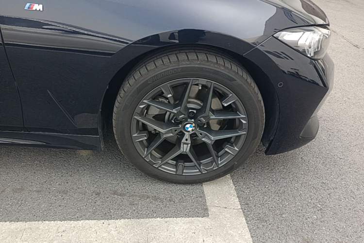 Used BMW 3 Series 2025 330Li M Sport Shadowline Package Right Front Wheel Hub