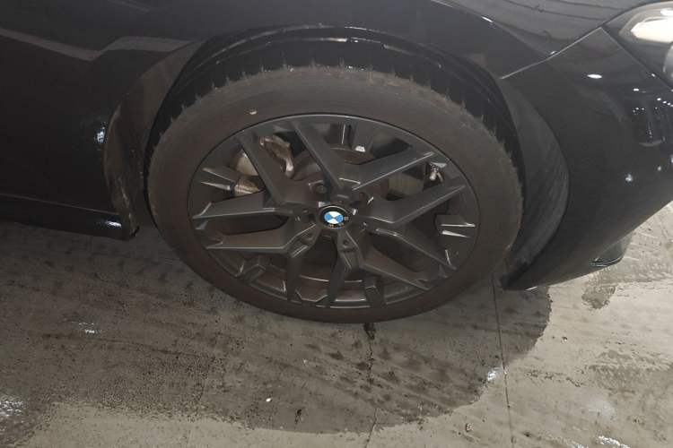 Used BMW 3 Series 2025 330Li M Sport Shadowline Package Right Front Wheel Hub