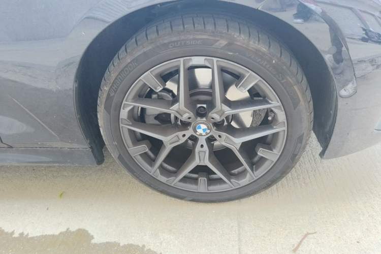 Used BMW 3 Series 2025 330Li M Sport Shadowline Package Right Front Wheel Hub