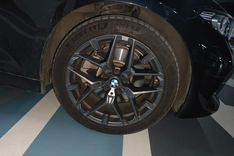 Used BMW 3 Series 2025 330Li M Sport Shadowline Package Right Front Wheel Hub