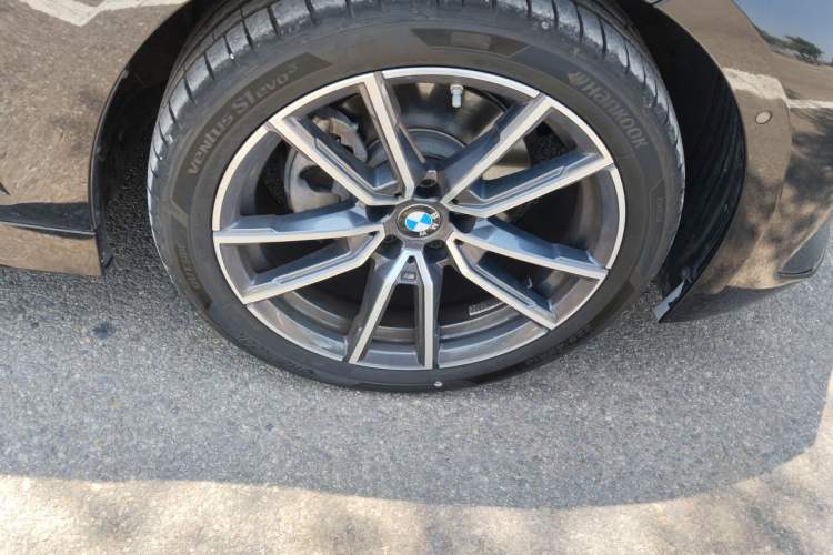 Used BMW 3 Series 2025 325i M Sport Package Right Front Wheel Hub
