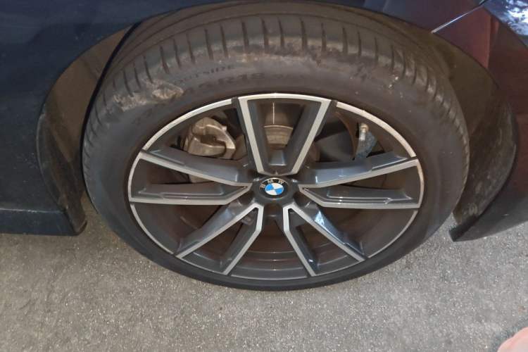 Used BMW 3 Series 2025 325i M Sport Package Right Front Wheel Hub