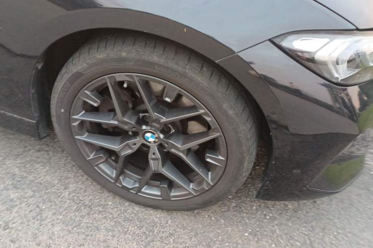 Used BMW 3 Series 2025 330Li M Sport Shadowline Package Right Front Wheel Hub