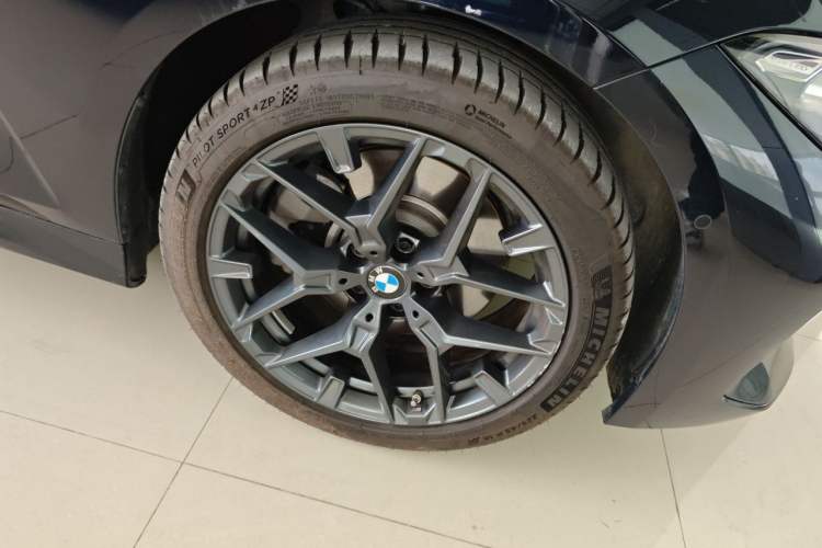 Used BMW 3 Series 2025 330Li M Sport Shadowline Package Right Front Wheel Hub