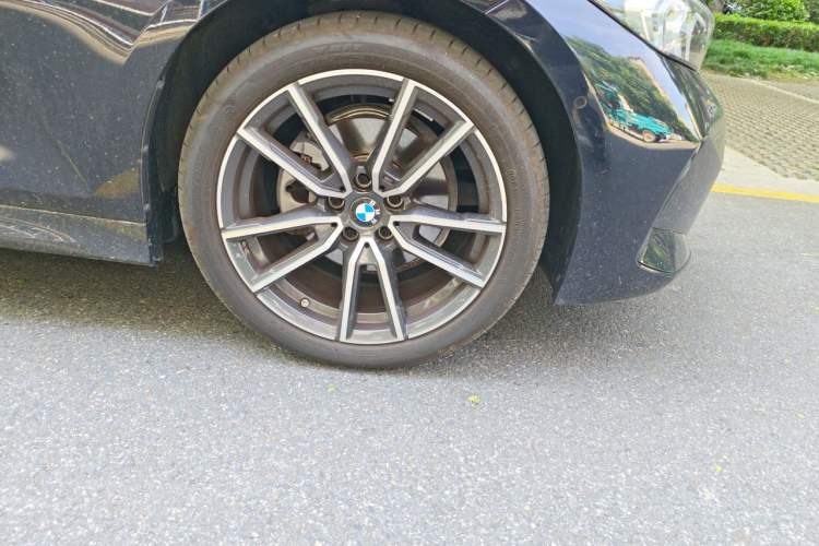 Used BMW 3 Series 2025 325Li M Sport Package Right Front Wheel Hub