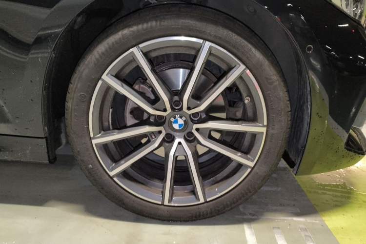 Used BMW 3 Series 2025 325i M Sport Package Right Front Wheel Hub