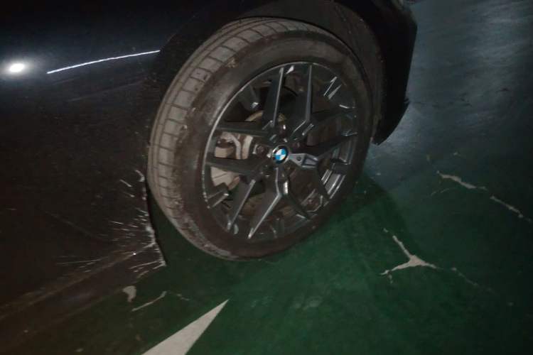 Used BMW 3 Series 2025 330Li M Sport Shadowline Package Right Front Wheel Hub