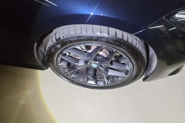 Used BMW 3 Series 2025 330Li M Sport Shadowline Package Right Front Wheel Hub