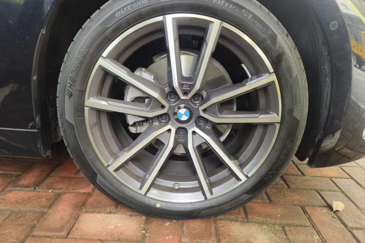 Used BMW 3 Series 2025 325i M Sport Package Right Front Wheel Hub