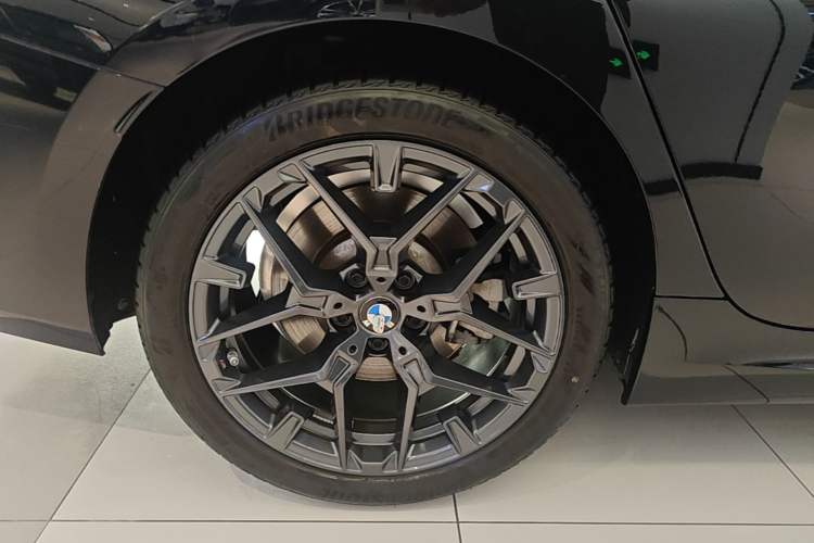 Used BMW 3 Series 2025 330Li M Sport Shadowline Package Right Rear Wheel Hub