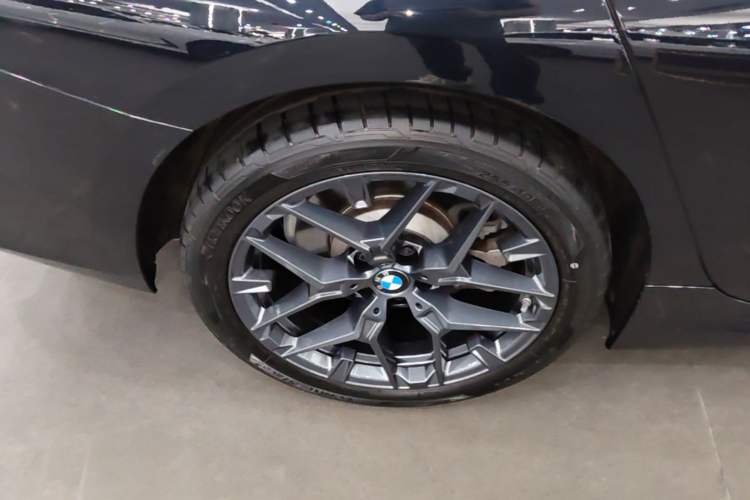 Used BMW 3 Series 2025 330Li M Sport Shadowline Package Right Rear Wheel Hub