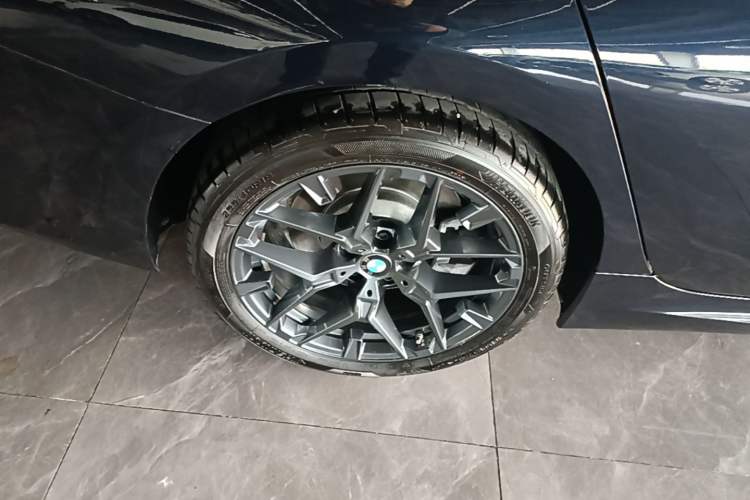 Used BMW 3 Series 2025 330Li M Sport Shadowline Package Right Rear Wheel Hub