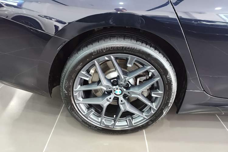 Used BMW 3 Series 2025 330Li M Sport Shadowline Package Right Rear Wheel Hub